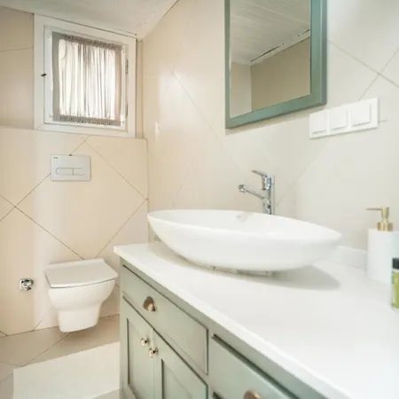 Miniq Homes 104 - The Luxurious Stone Retreat