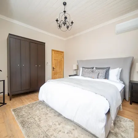 Miniq Homes 104 - The Luxurious Stone Retreat